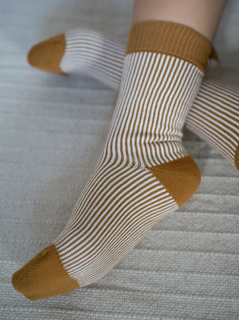 Gestreifte Jacquard Socken - creme senf