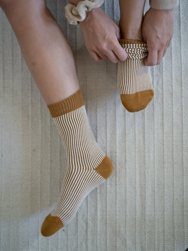 Gestreifte Jacquard Socken - creme senf