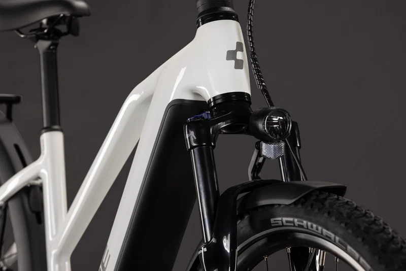 Cube Nuride Hybrid Performance 720 Wh E-Trekkingbike Trapeze 28" metallicwhite´n´grey