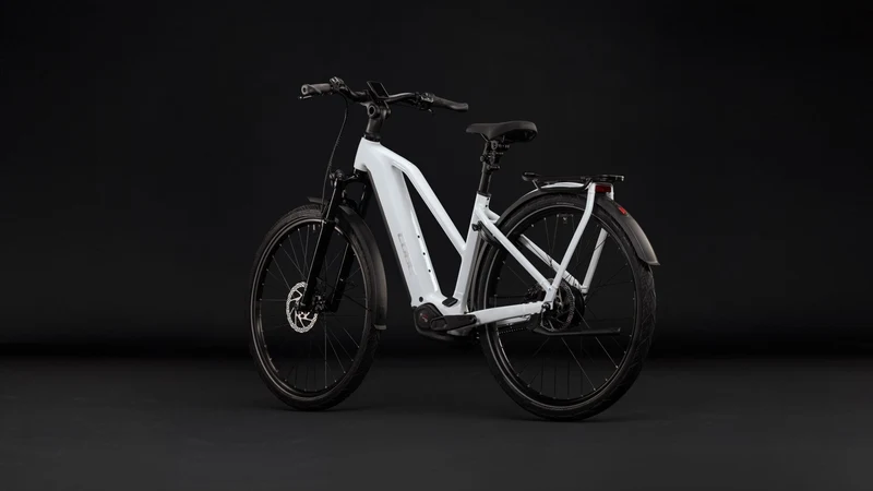Cube Kathmandu Hybrid Deluxe Pro 800 Wh E-Trekkingbike Trapeze 28" metallicwhite´n´chrome