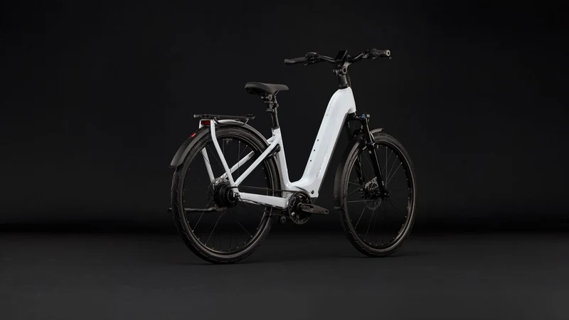 Cube Kathmandu Hybrid Deluxe Pro 800 Wh E-Trekkingbike Easy Entry 28" metallicwhite´n´chrome