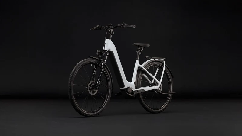Cube Kathmandu Hybrid Deluxe Pro 800 Wh E-Trekkingbike Easy Entry 28" metallicwhite´n´chrome