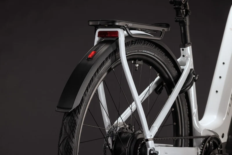 Cube Kathmandu Hybrid Deluxe Pro 800 Wh E-Trekkingbike Easy Entry 28" metallicwhite´n´chrome