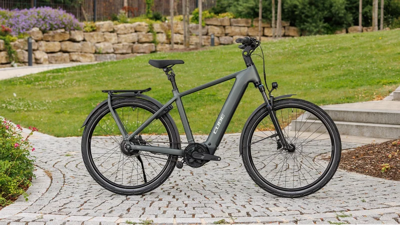 Cube Kathmandu Hybrid Deluxe Pro 800 Wh E-Trekkingbike Diamant 28" blackforest´n´chrome