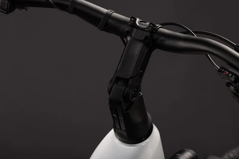 Cube Touring Hybrid ONE 600 Wh E-Trekkingbike Easy Entry 28" metallicwhite´n´chrome