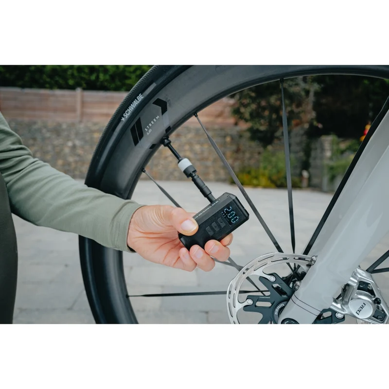 Schwalbe Akku-Luftpumpe E-MICRO PUMP Minipumpe für Schwalbe Clik Valve, SV, AV, DV