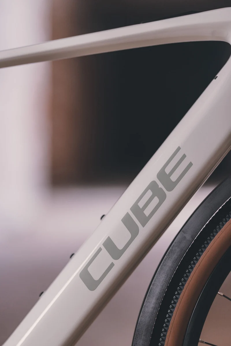 Cube Nuroad Hybrid C:62 Race FE 400 Wh E-Gravel Rad Diamant 28" desertstone´n´green