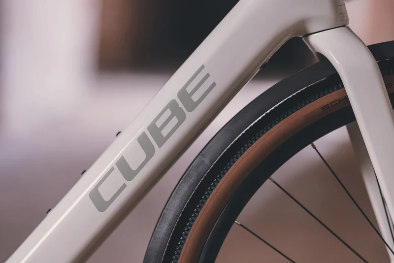 Cube Nuroad Hybrid C:62 Race FE 400 Wh E-Gravel Rad Diamant 28" desertstone´n´green
