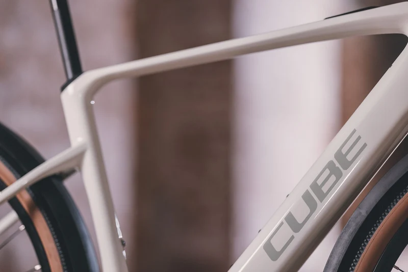 Cube Nuroad Hybrid C:62 Race FE 400 Wh E-Gravel Rad Diamant 28" desertstone´n´green