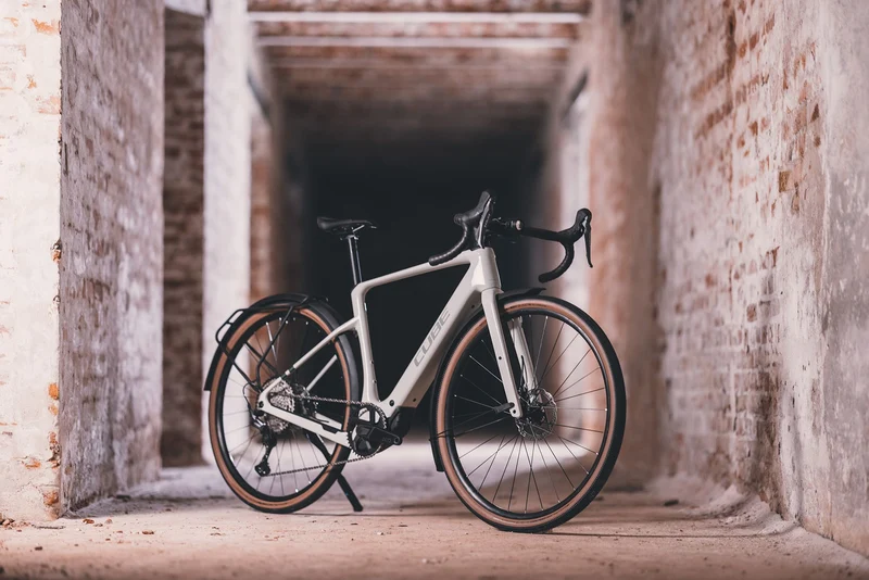 Cube Nuroad Hybrid C:62 Race FE 400 Wh E-Gravel Rad Diamant 28" desertstone´n´green