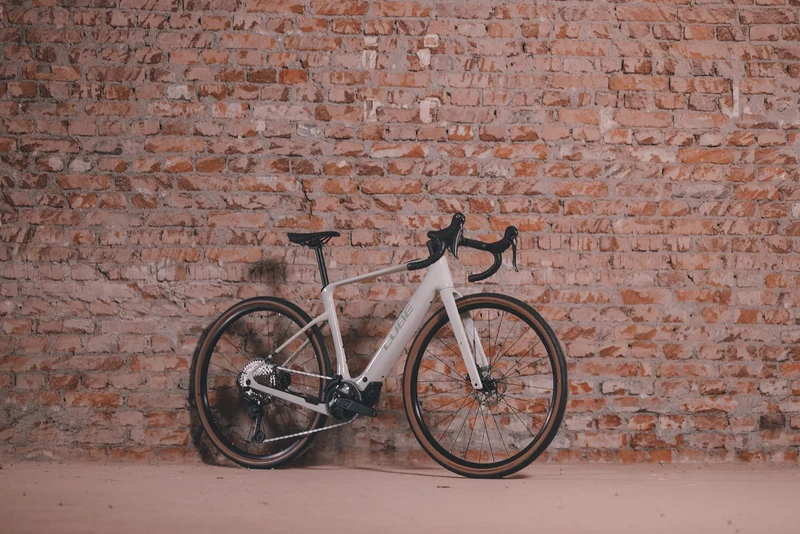 Cube Nuroad Hybrid C:62 Race 400 Wh E-Gravel Rad Diamant 28" desertstone´n´green