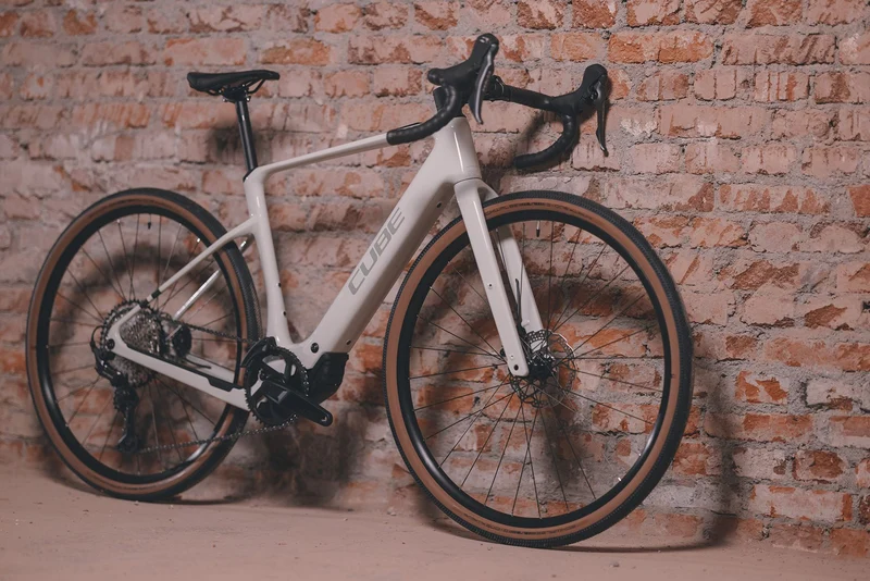 Cube Nuroad Hybrid C:62 Race 400 Wh E-Gravel Rad Diamant 28" desertstone´n´green