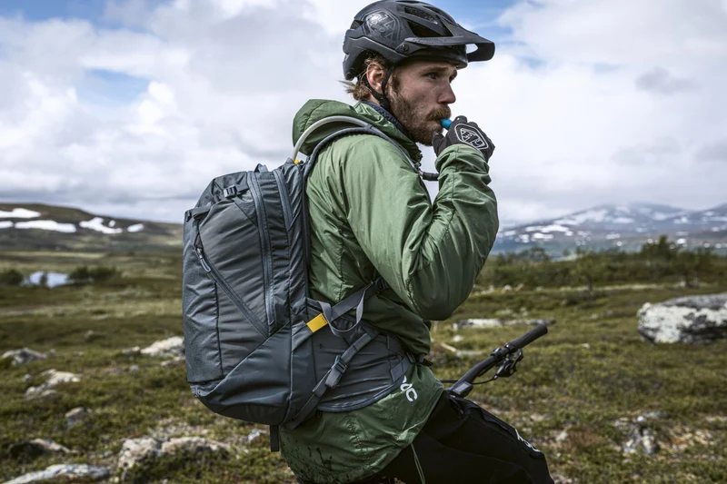 Thule Rail Trinkrucksack 18 L inkl. Trinkblase 2,5 L dark slate