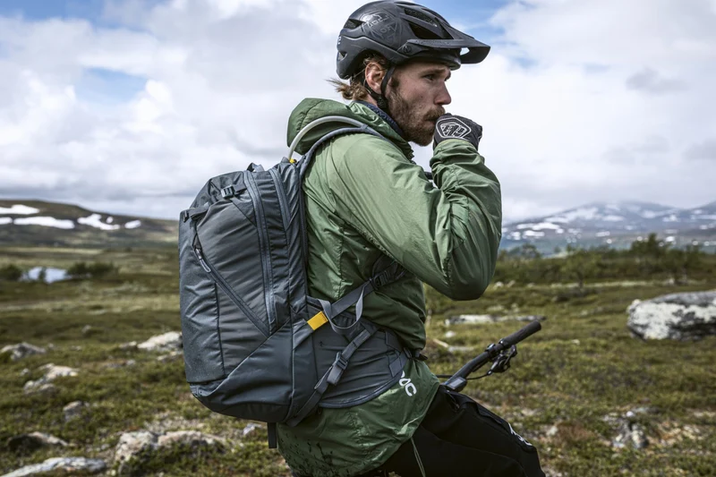 Thule Rail Trinkrucksack 18 L inkl. Trinkblase 2,5 L dark slate