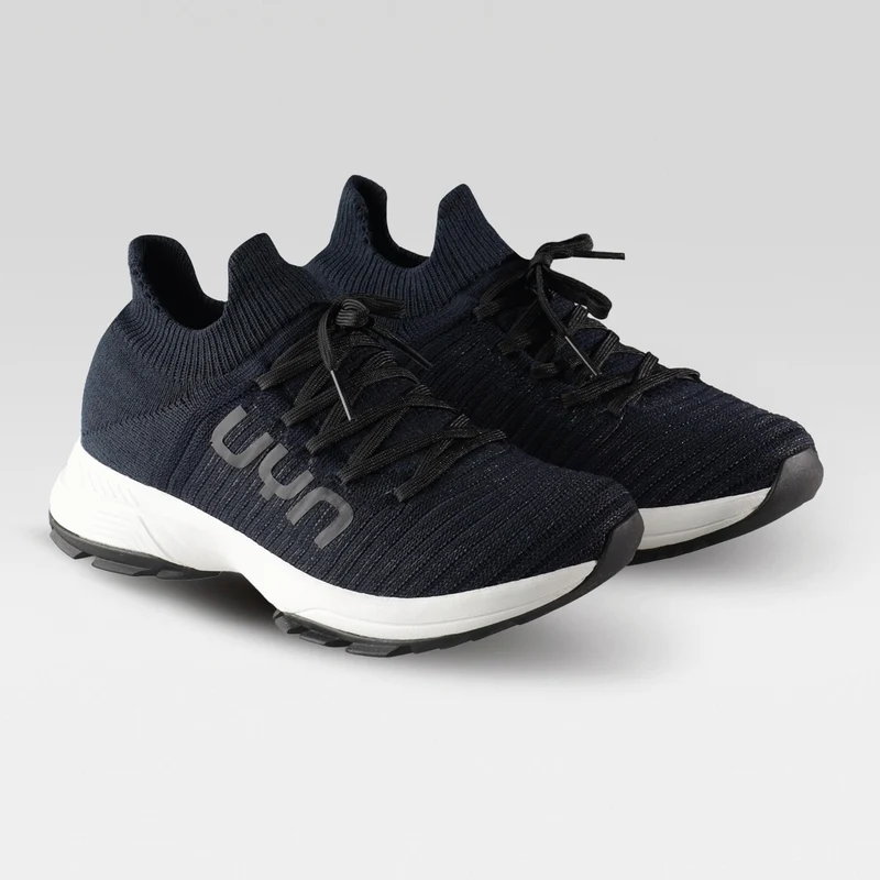 MAN LACES TREK SOLE SHOES