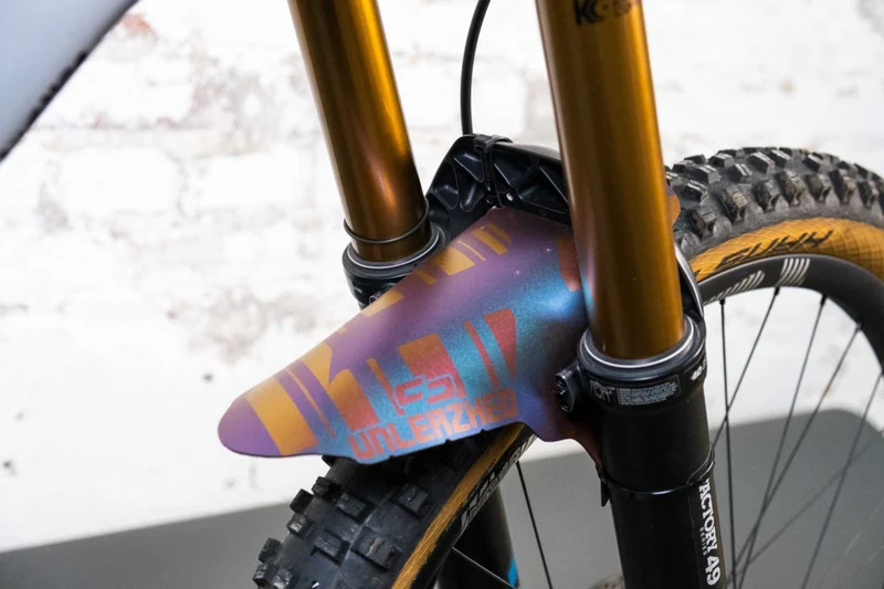 Unleazhed M01 Mudguard unsplash 1 pcs, 4 cable ties flip flop violet-green/red-gold