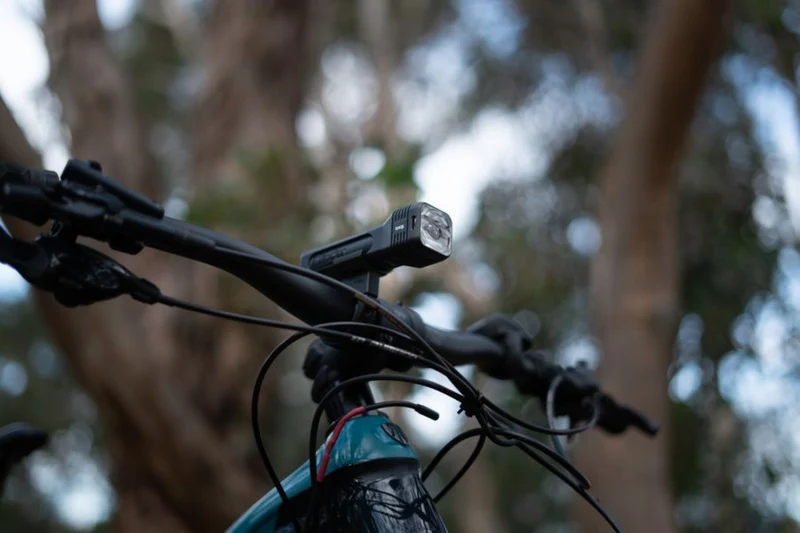 Knog Blinder 120 Lux Fahrradlampe StVZO weiße LED inkl. Lenkerhalterung schwarz