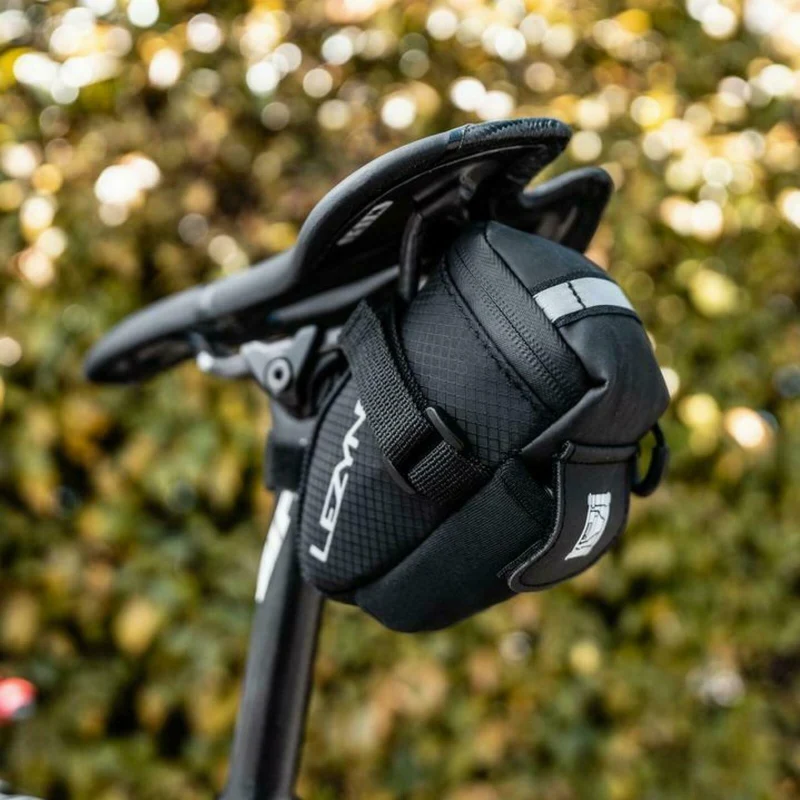 Lezyne Caddy Satteltasche inkl. Tubeless Kit schwarz M