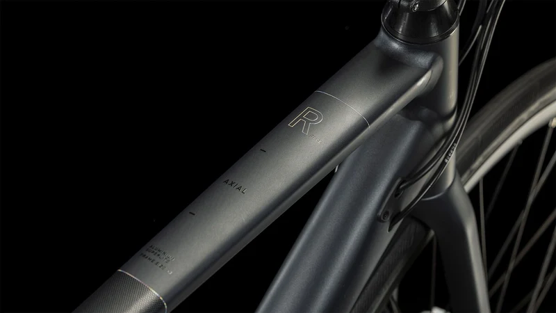 Cube Axial WS Race Rennrad Diamant 28" metalblack´n´rainbow