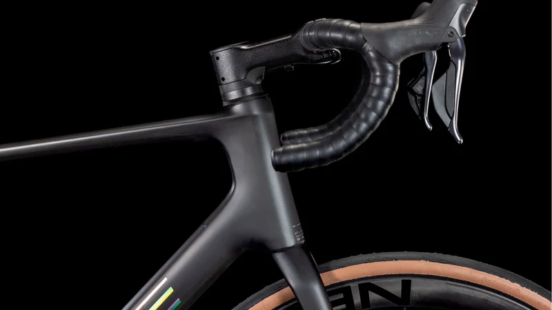 Cube Attain C:62 SLT Rennrad Diamant 28" carbon´n´rainbow