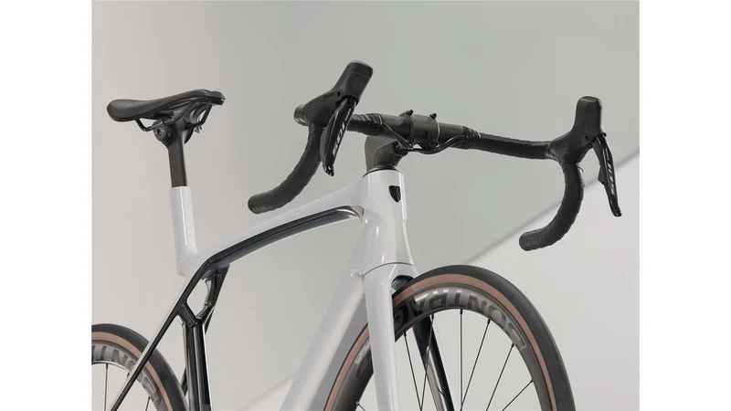 Trek Madone SL 6 Gen 8 Rennrad Diamant 28" white prismatic